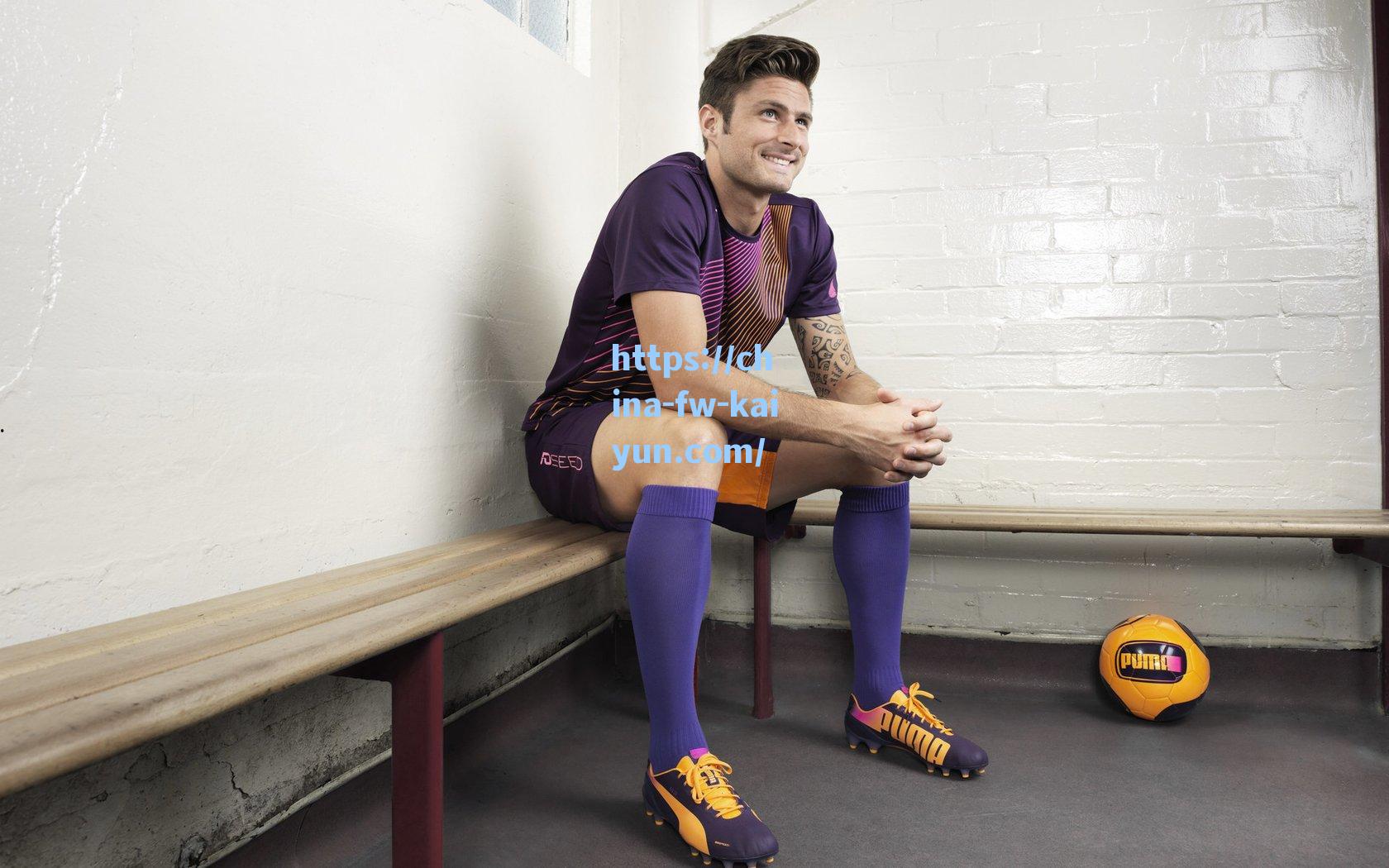 没有忘本❤奥纳纳休赛期回归喀麦隆，与孩子们在沙地上踢野球传递足球初心